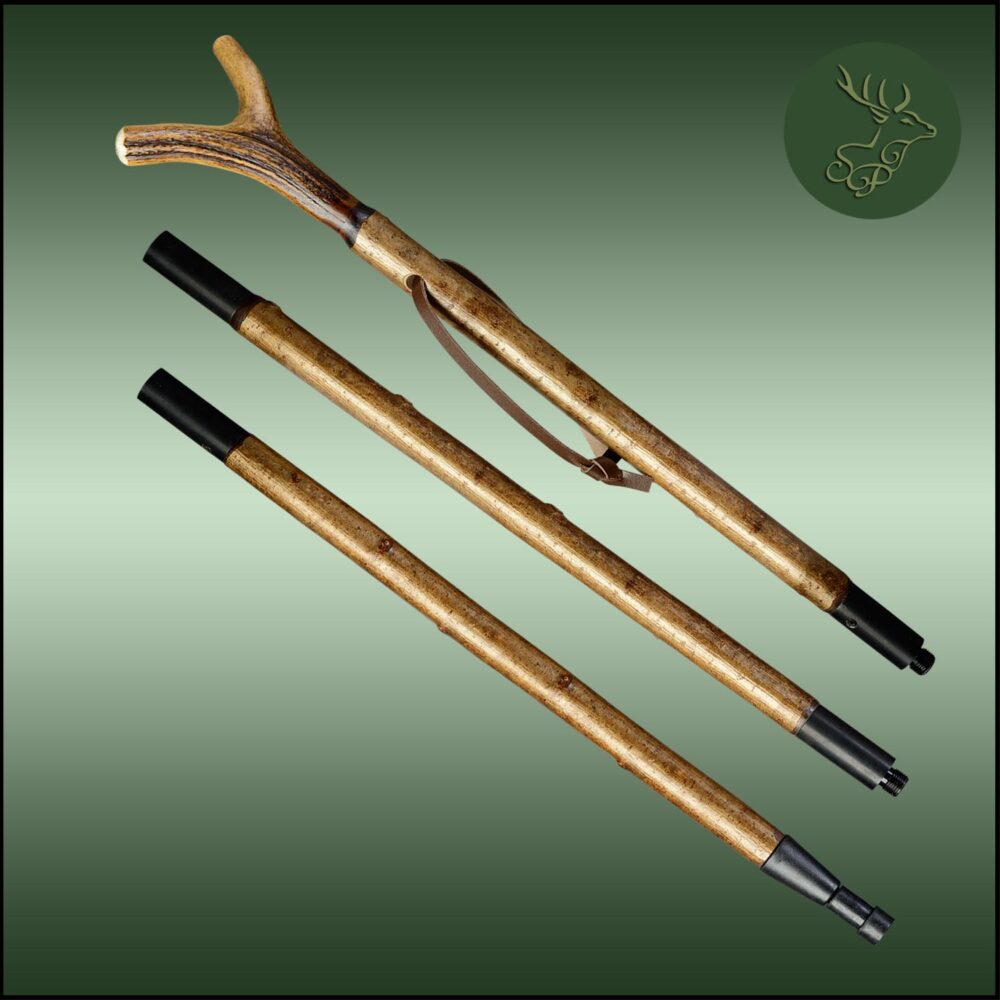 Bergstock, Zielstock Haselnuss mit Hirschhorngabel, 3-teilig zerlegbarmit Stahlgewinde und Combispike. Produkt Ansicht der drei Stockteile.