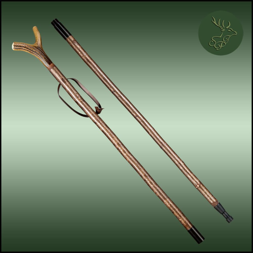 Zielstock Haselnuss mit Hirschhorngabel 2-teilig. Bergstock, Zielstock Haselnuss mit Hirschhorngabel, 2-teilig zerlegbar mit Stahlgewinde und Combispike. Produkt Ansicht beider Stockteile.